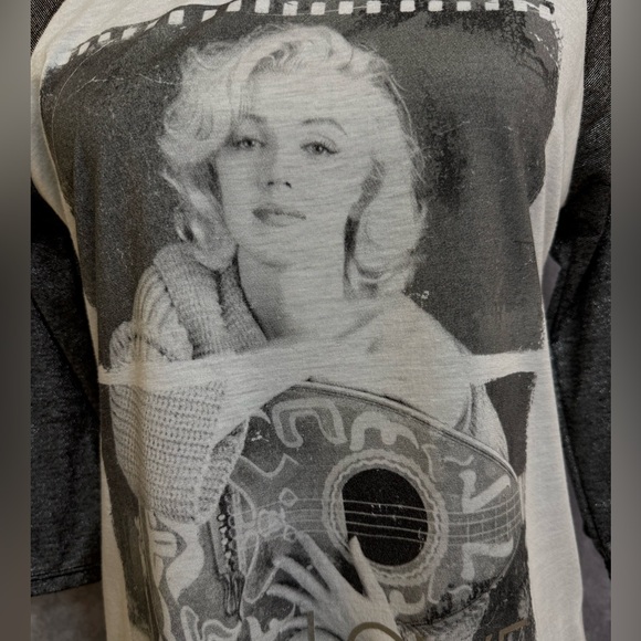 Cute Marilyn Monroe Top..Gray and white three quarter inch sleeves .Sz Medium - Picture 2 of 7